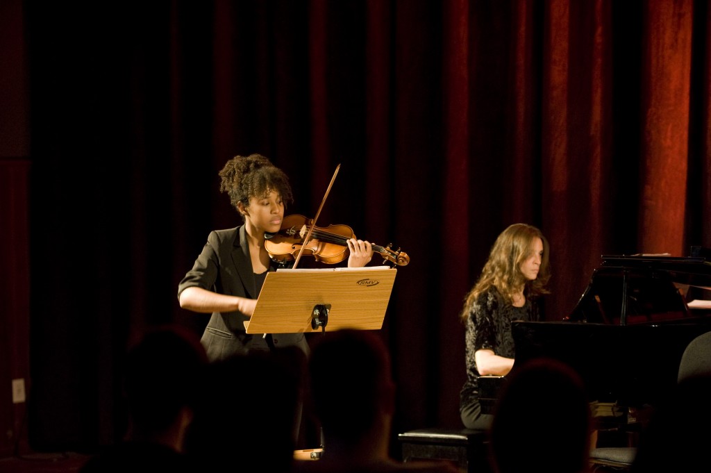 Equipe de Pianistas Colaboradores com Alunos de Cordas Sinfônicas Equipe de Pianistas Colaboradores com Alunos de Cordas Sinfônicas