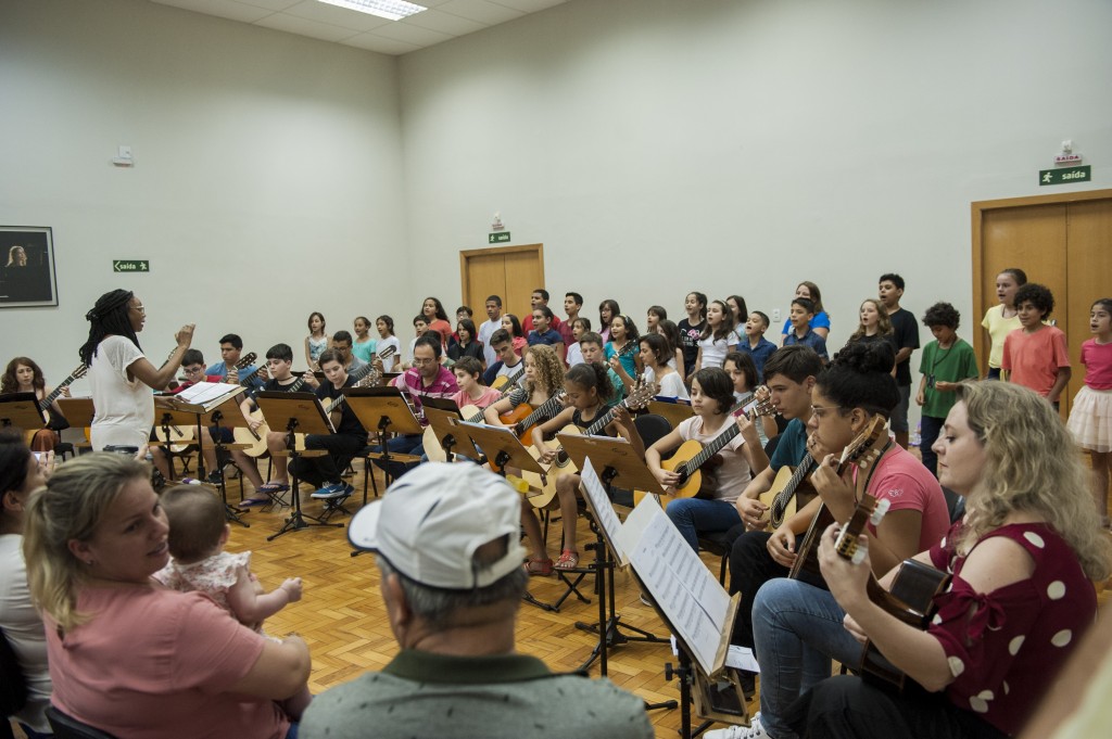 59ª SEMANA DA MÚSICA – QUE SOM É ESSE? – “Os Bichinhos do Presépio” – Coral Infantil e Orquestra Infantojuvenil de Violões do Conservatório de Tatu